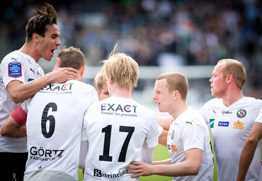 Örebros Daniel Gustavsson gör 1-0 och jublar med Karl