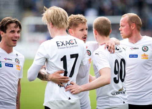 Örebros Daniel Gustavsson gör 1-0 och jublar med Karl