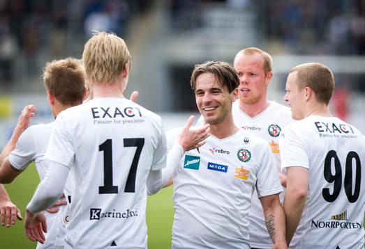 Örebros Daniel Gustavsson gör 1-0 och jublar med Karl