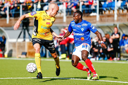 Elfsborgs Sebastian Holmén och Åtvidabergs John Owoeri