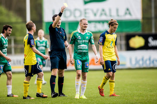Ängelholms Rebin Asaad får gult kort
