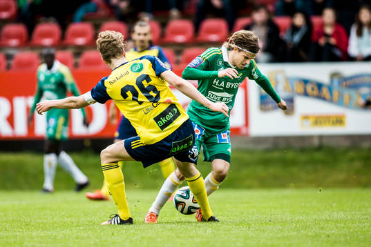 Ängelholms Erik Widen stoppar Ljungskiles Robin Iglicar