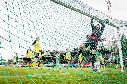 Ängelholms målvakt Oscar Berglund räddar en hörna