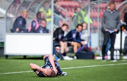 Gefles Jens Portin ligger skadad