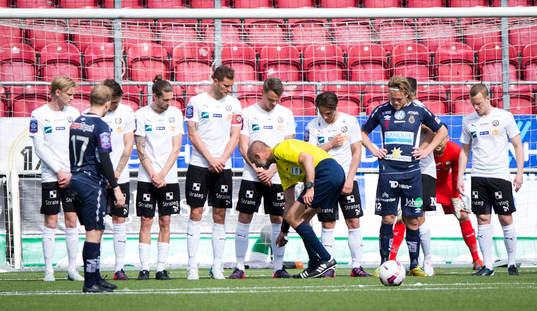 Domaren sprayar med spray framför Örebromuren