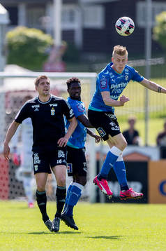 Halmstads Eric Smith nickar undan bollen