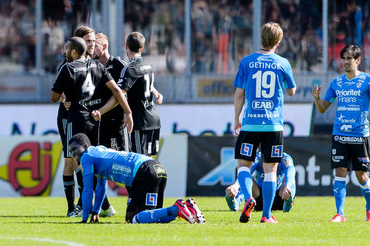 Halmstads spelare deppar medans IFK Göteborgs jublar