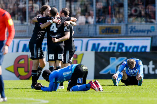 Halmstads spelare deppar medans IFK Göteborgs jublar