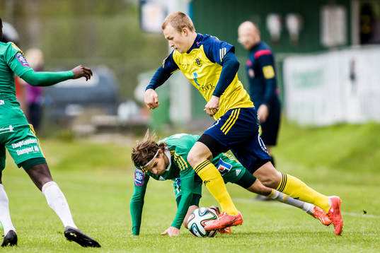 Ängelholms Christian Ljungberg med bollen före