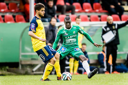Ängelholms Zeyn S-Latef före Ljungskiles Ken Sema