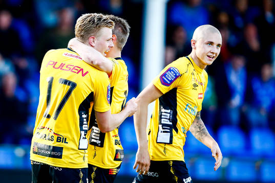 Elfsborgs Per Frick ,nr17, jublar