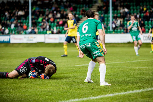 Ängelholms målvakt Oscar Berglund räddar bollen före