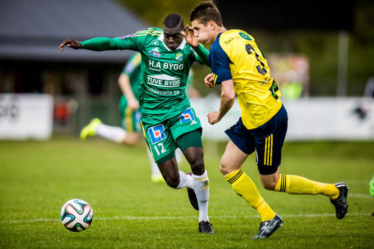 Ljungskiles Ken Sema (v) och Ängelholms Fredrik Lundgren