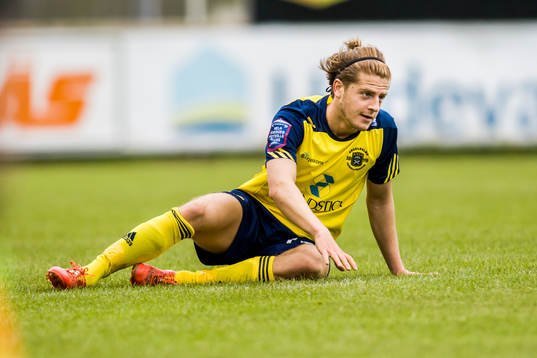 Ängelholms Rebin Asaad sittandes på gräset