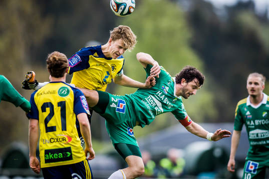 Ängelholms Erik Widen (v) och Ljungskiles Aleksandar Kitic