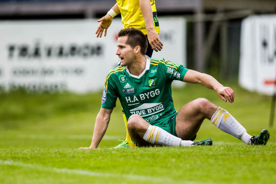 Ljungskiles Gabriel Altemark-Vanneryr sittandes på gräset