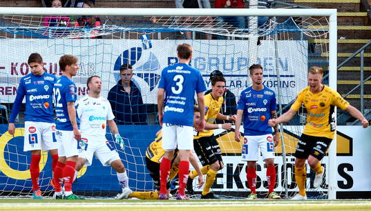 Åtvidabergs målvakt Henrik Gustavsson, Mario Jelavic,