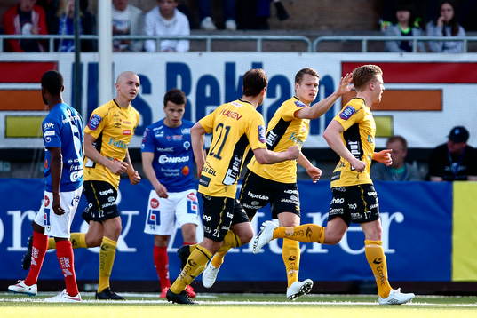 Elfsborgs Per Frick springer i täten och jublar