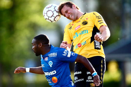 Elfsborgs Anders Svensson och Åtvidabergs John Owoeri