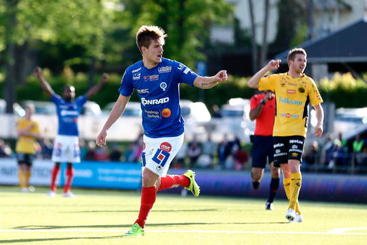 Åtvidabergs Victor Sköld har precis gjort 1-2 och jublar