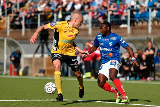 Elfsborgs Sebastian Holmén och Åtvidabergs John Owoeri