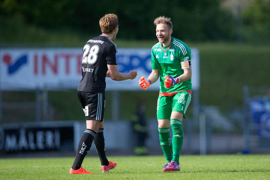 Göteborgs Thomas Rogne och Göteborgs målvakt John