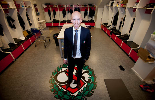 s VD Simon Åström i Örebros omklädningsrum