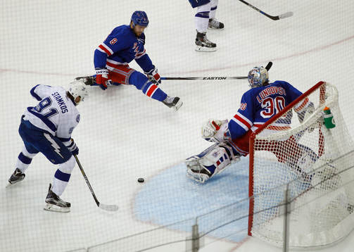 Tampa Bay Lightning Steven Stamkos (L) scores past New York