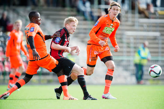 Brommapojkarnas Gustav Sandberg Magnusson mot Varbergs