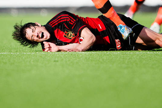 Brommapojkarnas Gabriel Petrovic får ont i en duell