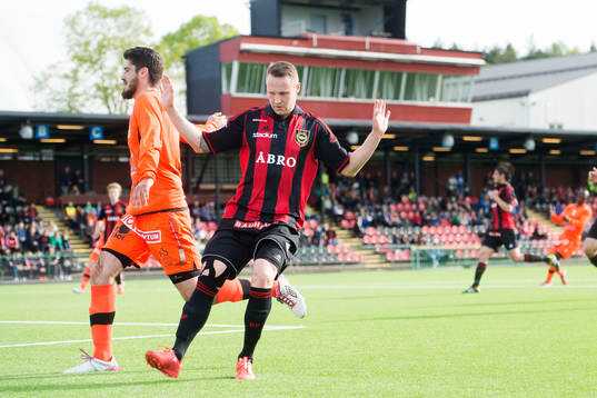 Brommapojkarnas Fredrik Stoor Siekkinen täcker ut en boll