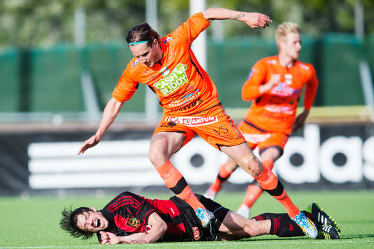 Brommapojkarnas Gabriel Petrovic får ont i en duell med