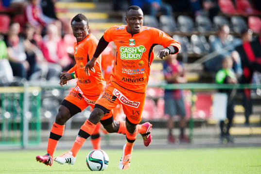 Varbergs Thomas Boakye (tv) och Nsima Peter (th)