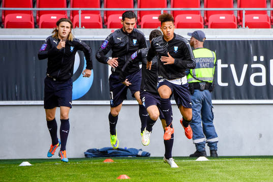 Malmös spelare värmer upp före fotbollsmatchen i