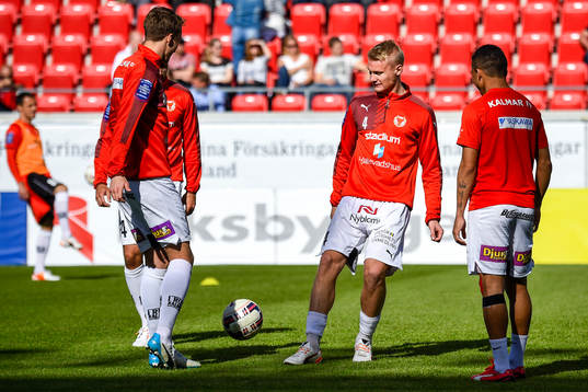 kalmars spelare värmer upp före fotbollsmatchen i