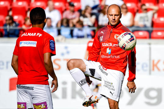 Kalmars Stefan Larsson värmer upp före fotbollsmatchen i