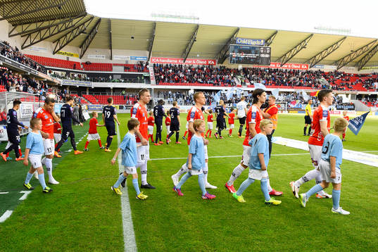 Kalmars och Malmö FFs spelare går in på planen före