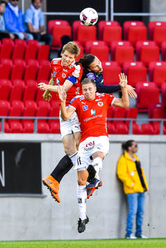 Malmö FFs Erik Johansson i en luftduell med Kalmars