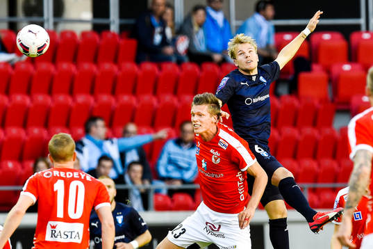 Kalmars Viktor Elm och Malmö FFs Oscar Lewicki  i en