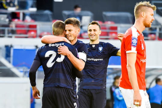 Malmö FFs Markus Rosenberg omfamnar Jo Inge Berget