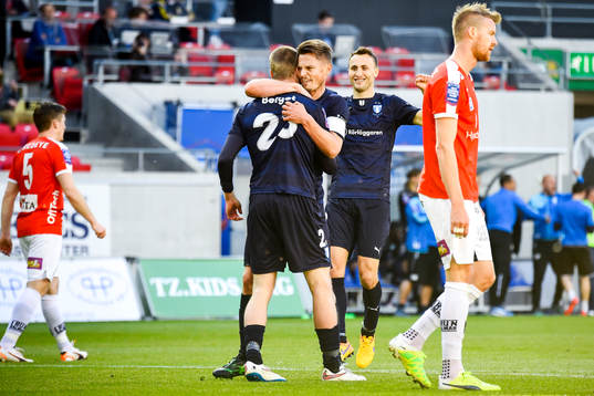 Malmö FFs Markus Rosenberg omfamnar Jo Inge Berget