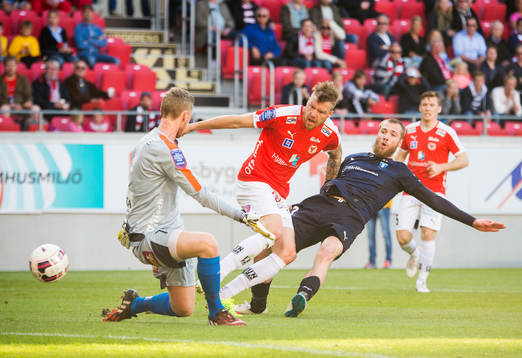 Malmö FFs Jo Inge Berget gör 1-0 målet medan Kalmars