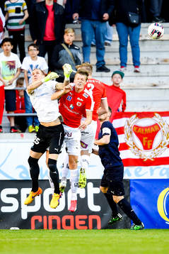 Malmö FFs målvakt Robin Olsen och Kalmars Viktor Elm i en