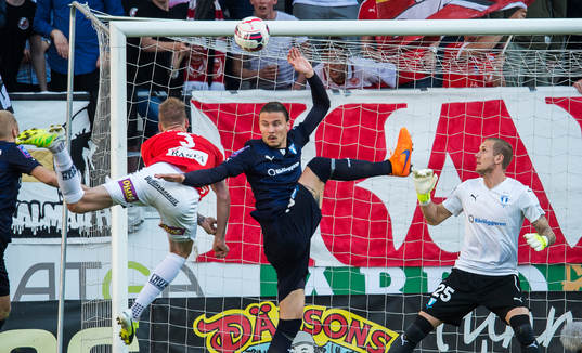 Kalmars Marcus Nilsson och Malmö FFs Erik Johansson samt