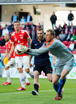 Kalmars målvakt Lars Cramer räddar