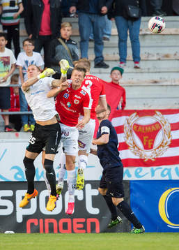 Malmö FFs målvakt Robin Olsen och Kalmars Viktor Elm