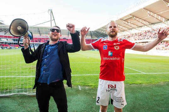 Kalmars Markus Thorbjörnsson jublar med fansen