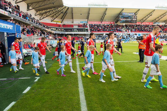 Spelarna tågar in till fotbollsmatchen i Allsvenskan