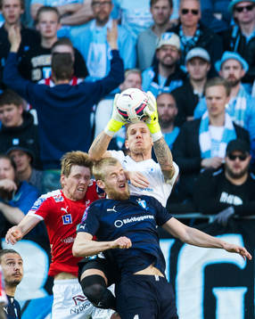 Malmö FFs målvakt Robin Olsen och Filip Helander samt
