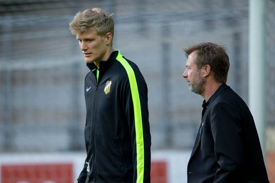Häckens Tom Söderberg i samspråk med tränare Peter